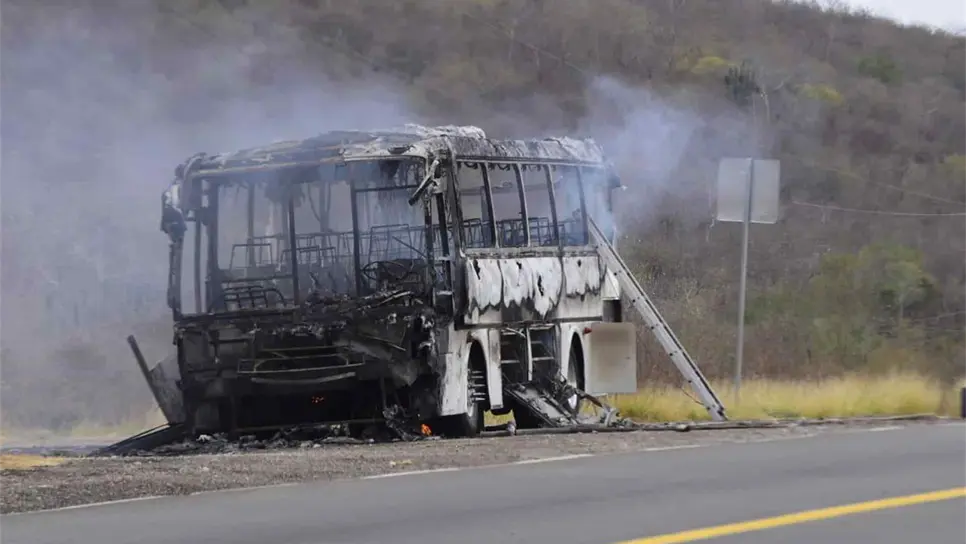 Se incendia camión de pasajeros en Mocorito; lo dejan abandonado