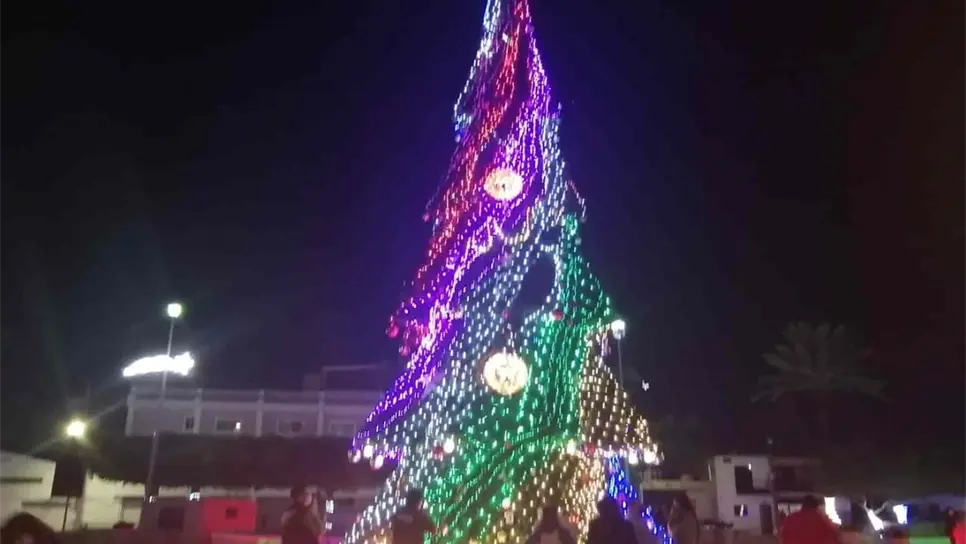Encienden el pino navideño para el disfrute de las familias de Ahome