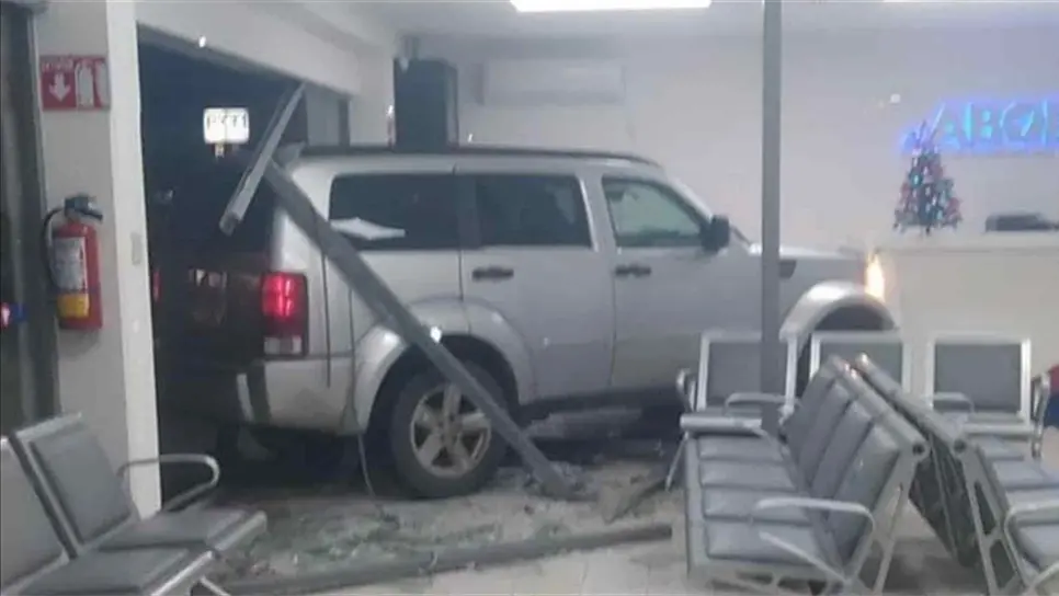 Chocan a camioneta y termina dentro de una central de autobuses