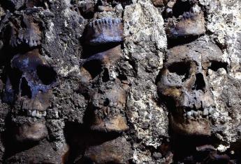 Arqueólogos mexicanos localizan fachada de torre de cráneos de Tenochtitlan