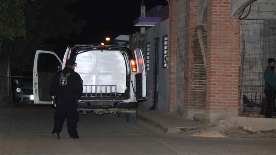 De dos balazos, encuentran asesinado a velador en casa que cuidaba