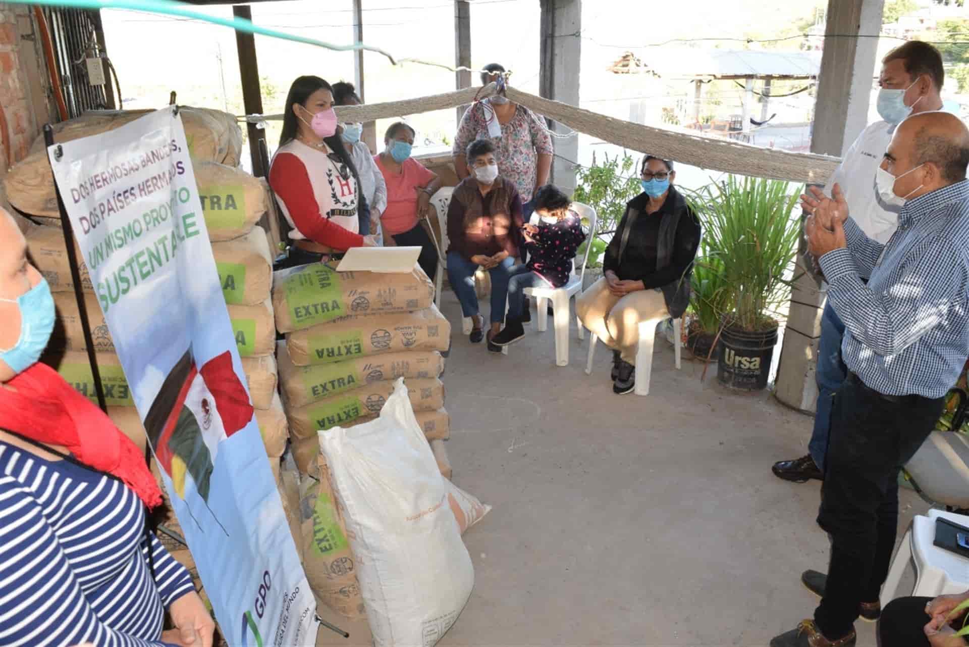Entrega GPO cemento para construcción de andadores en Topolobampo