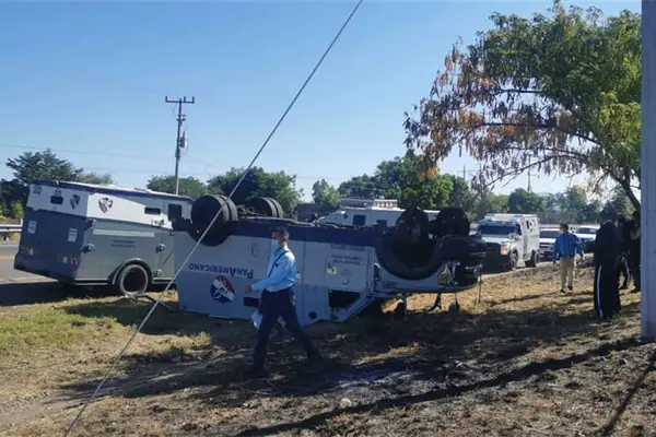 Camión de transporte de valores vuelca en Culiacán Camión de transporte de valores vuelca en Culiacán