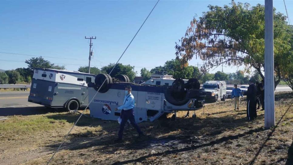 Camión de transporte de valores vuelca en Culiacán