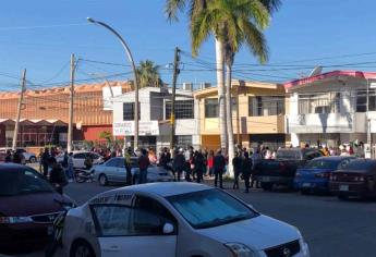 Denuncian aglomeraciones de estudiantes en oficinas de Becas Bienestar