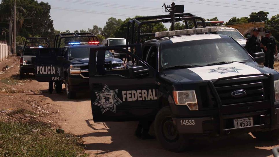 Policías federales y marinos golpean a un joven en el Centro de Los Mochis