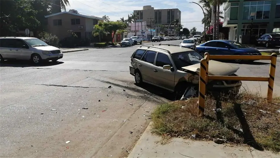Conductora se pasa alto y choca a dos vehículos en el Centro Los Mochis