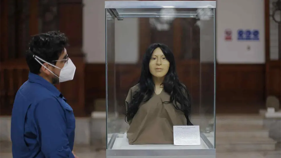 Un visitante fue registrado al observa la reconstrucción arqueológica de la dama de El Paraiso, expuesta en el Museo de Minerales Andrés del Castillo, en Lima (Perú). EFE/Luis Ángel González