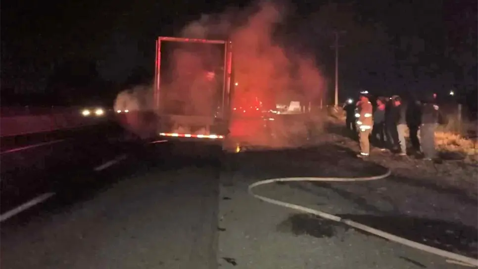 Se incendia caja de tráiler cargada de pollos en la México 15