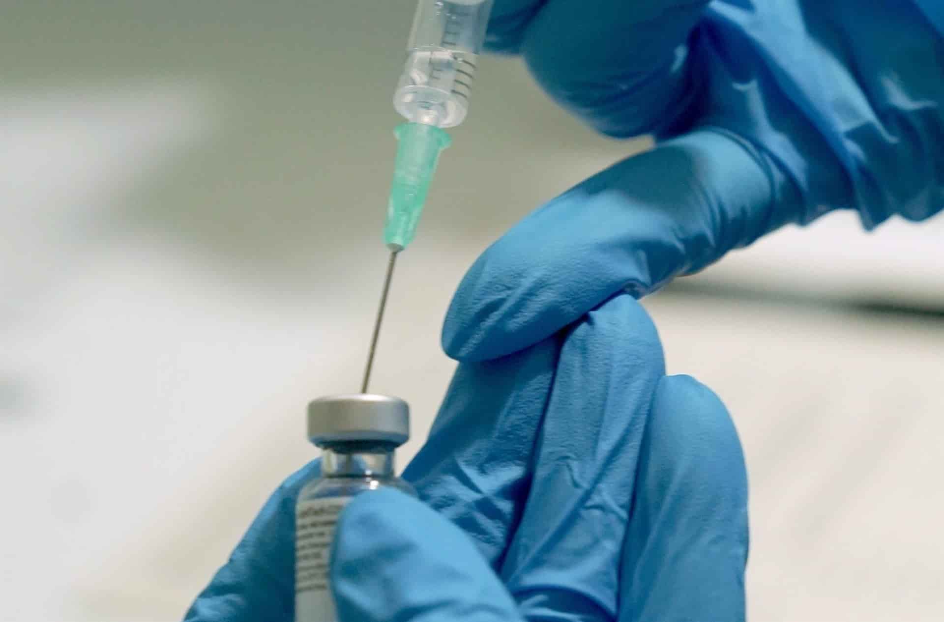 EE.UU. compra 100 millones de dosis más de la vacuna de Pfizer para 2021