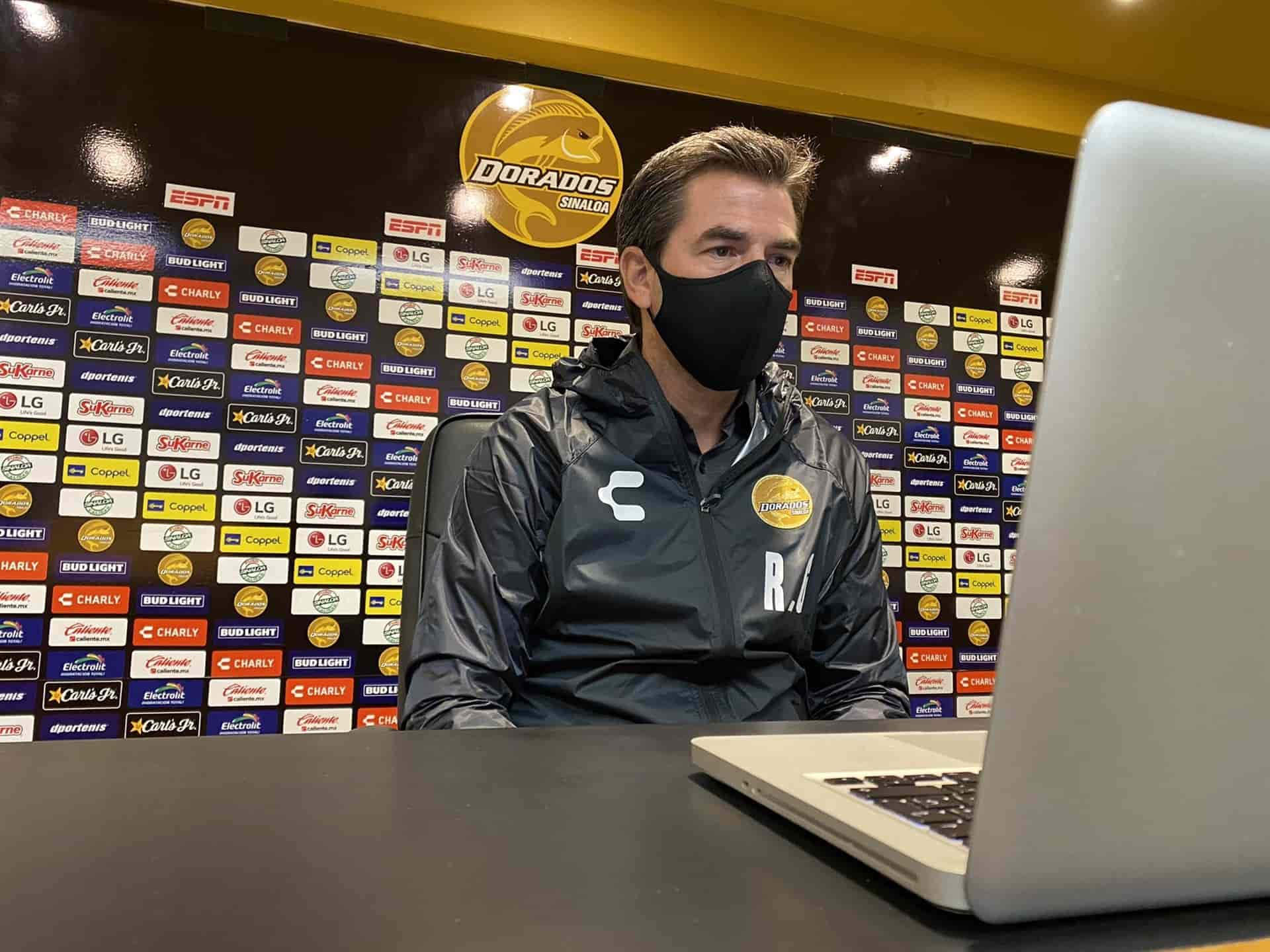 Presenta Dorados al Chiquis García como su nuevo DT
