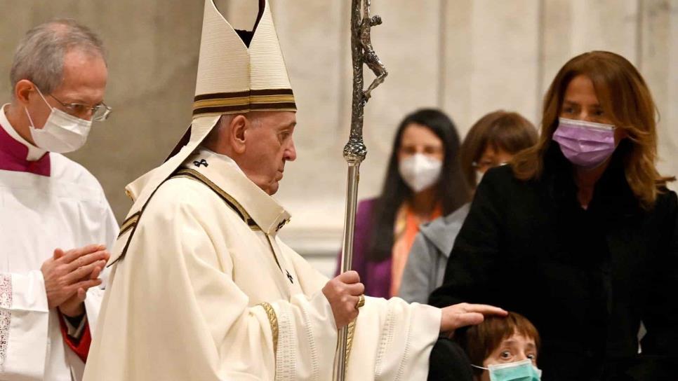 El Papa celebra la Misa del Gallo más solitaria llamando a la fraternidad