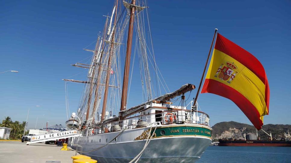 El buque español Elcano llega a México al recrear el viaje de Magallanes