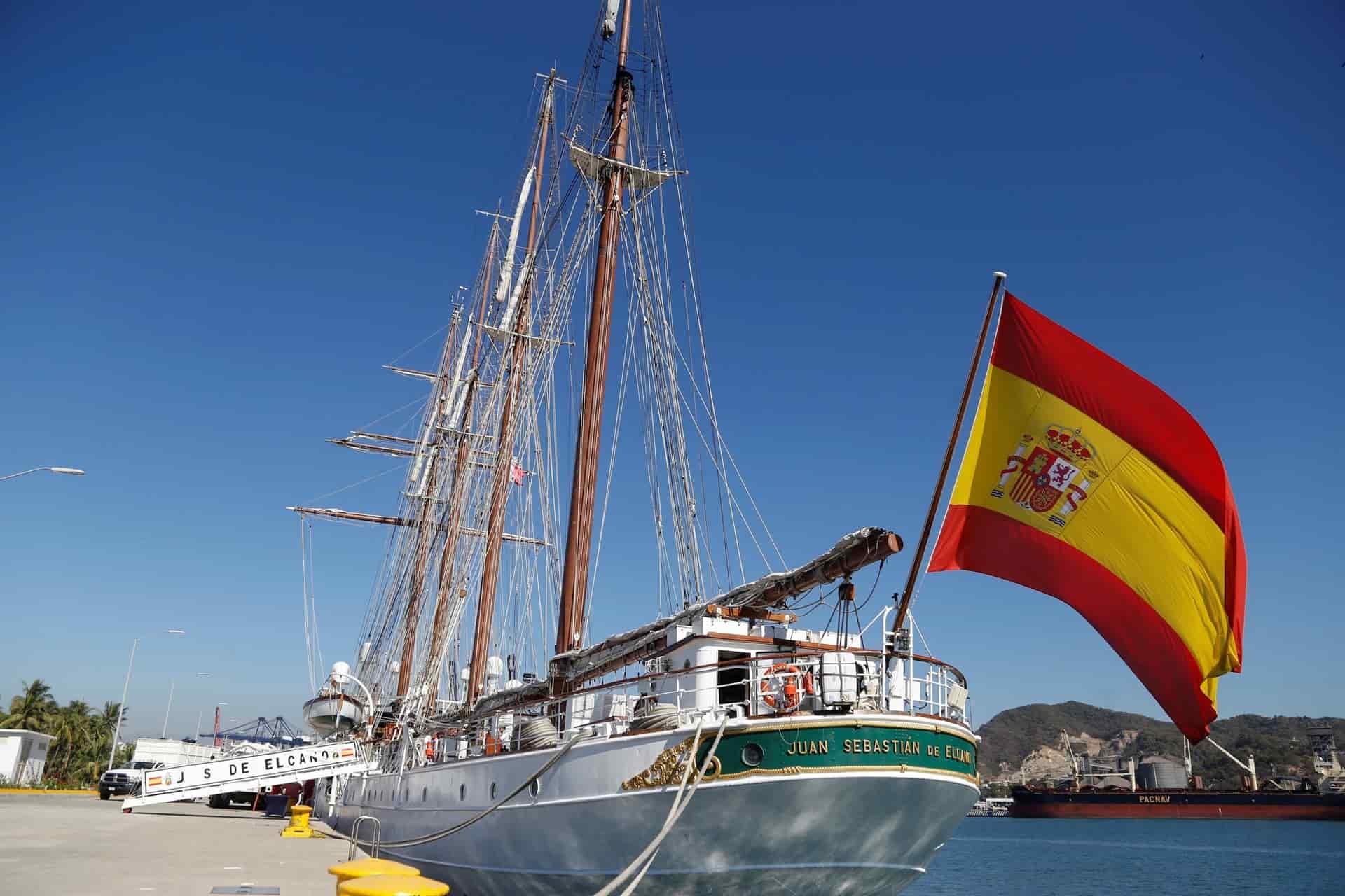 El buque escuela de la Armada española Juan Sebastián Elcano llega hoy a Manzanillo, estado de Colima (México). EFE/ Francisco Guasco