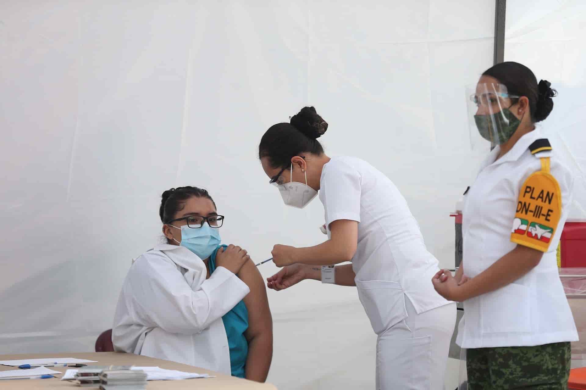 México reanuda las vacunaciones con 3 mil 900 trabajadores sanitarios