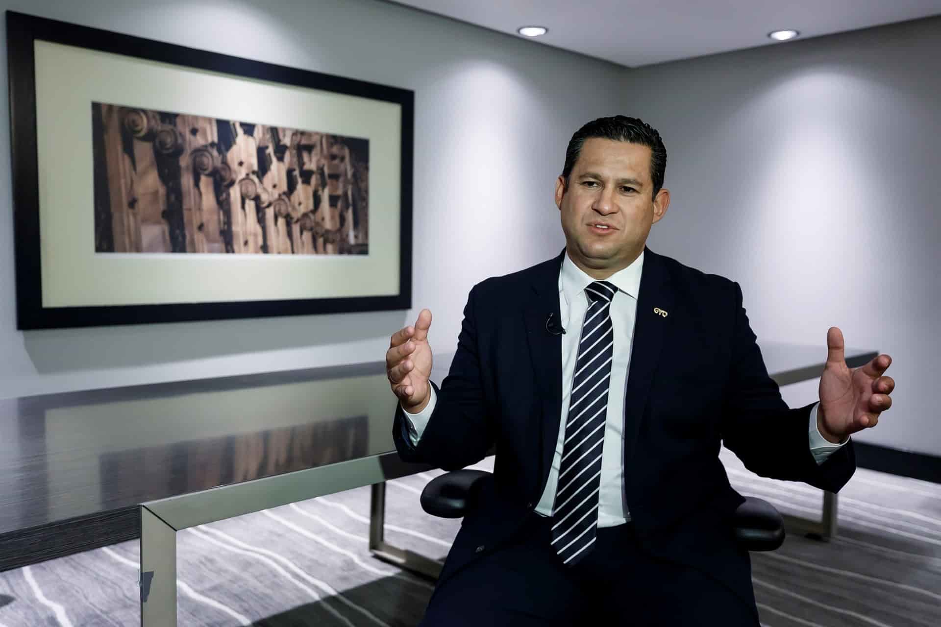 El gobernador de Guanajuato, Diego Sinhue, habla durante una entrevista con Efe en Ciudad de México (México). EFE/José Méndez/Archivo