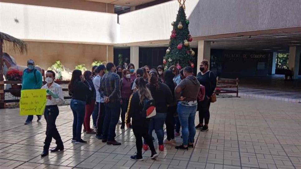 Por quinta ocasión, maestros de niños migrantes se manifiestan en Palacio