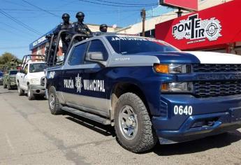 Vehículo se consume por el fuego en Bachoco, Guasave