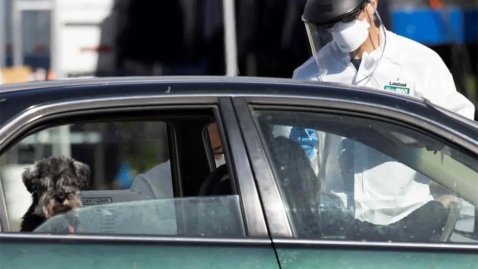 Una persona se somete a una prueba de covid-19 en Hayward, California (EE.UU.). EFE/John G. Mabanglo/Archivo