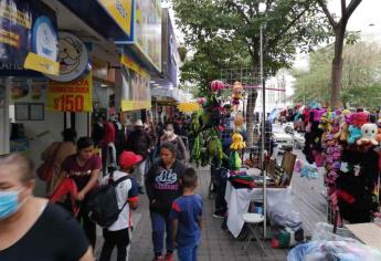 Aglomeración, frío y lluvia se juntan en el centro de Culiacán