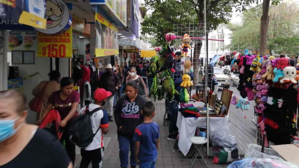 Aglomeración, frío y lluvia se juntan en el centro de Culiacán