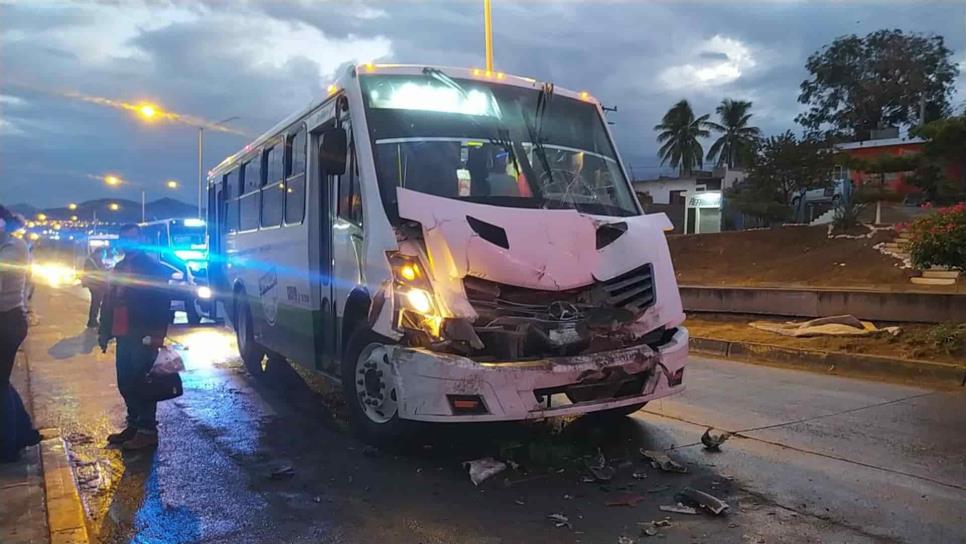 Choque entre camiones urbanos deja 7 lesionados en Mazatlán