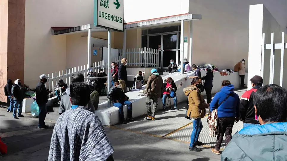 Familiares de pacientes contagiados por la covid-19, esperan informes este jueves, en las afueras de un Hospital del (IMSS), en Ciudad de México. EFE/José Pazos