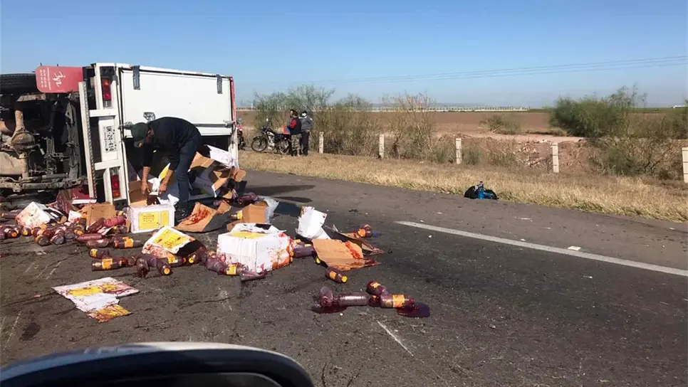 Vuelca camioneta cargada de chamoy en Guasave