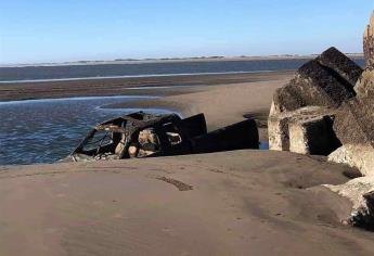 Se retira el mar en Las Glorias y emerge una camioneta