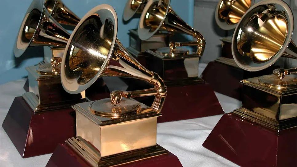 Decenas de estatuillas Grammy esperan su turno en una sala del American Airlines Arena de Miami. EFE/hep/Archivo