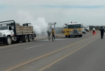 Se quema montacargas arriba de camión en la Mochis-Ahome