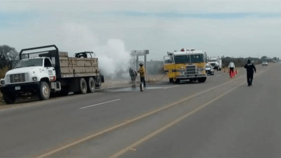 Se quema montacargas arriba de camión en la Mochis-Ahome