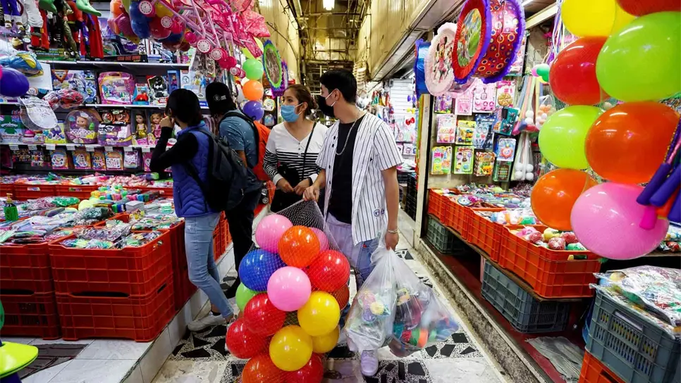 Poca afluencia de compradores se observa este martes, en comercios del Mercado Sonora, en Ciudad de México. EFE/José Méndez