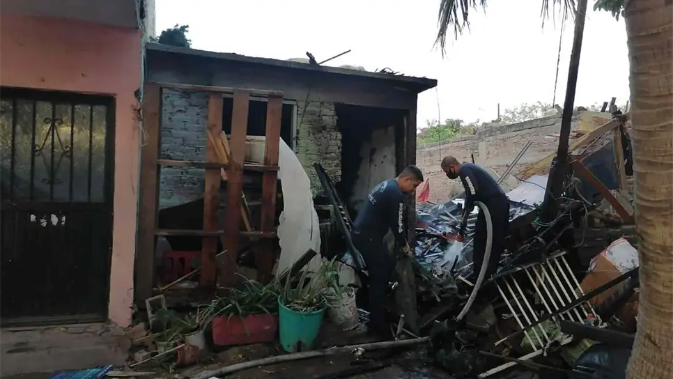 Se incendia casa de un pepenador en Los Mochis
