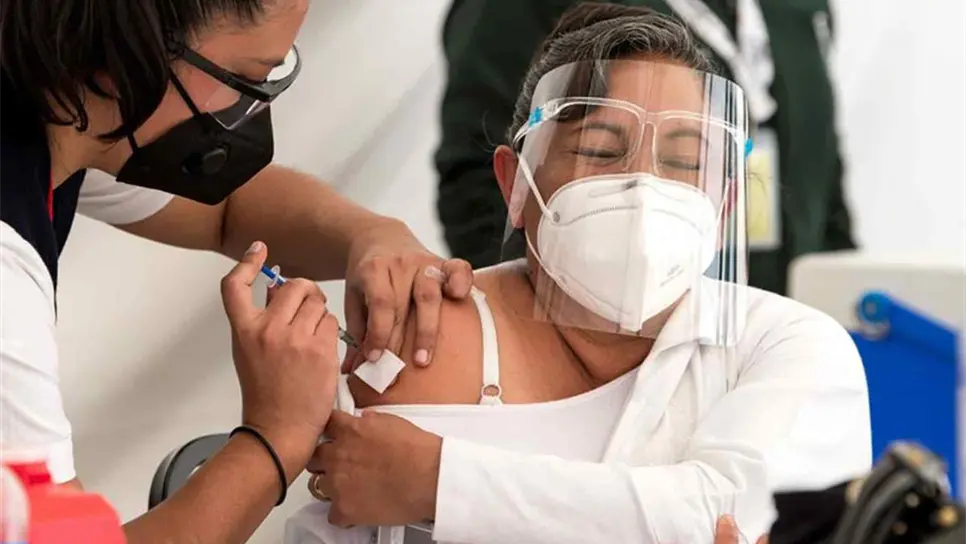 Si tomas medicamentos controlados o eres alérgico, podrás vacunarte contra el Covid-19