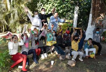 Reciben niños de Las Grullas Margen Derecha, dulces, regalos y rosca por el Día de Reyes