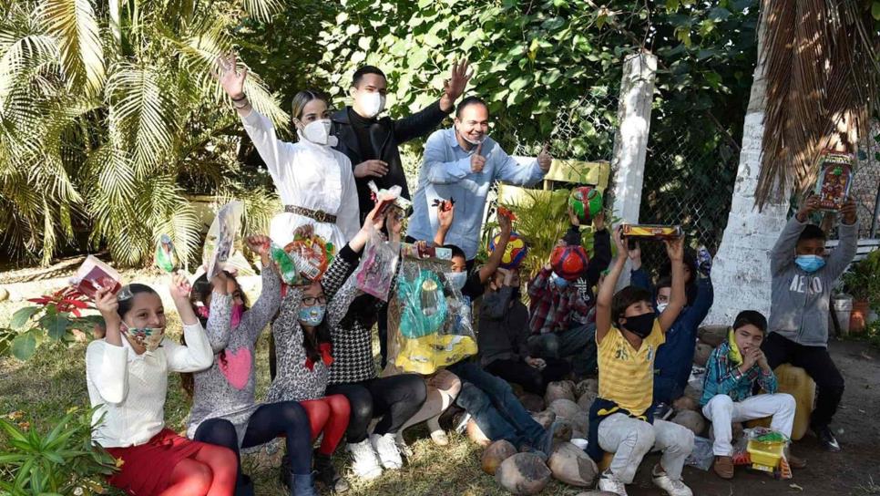 Reciben niños de Las Grullas Margen Derecha, dulces, regalos y rosca por el Día de Reyes