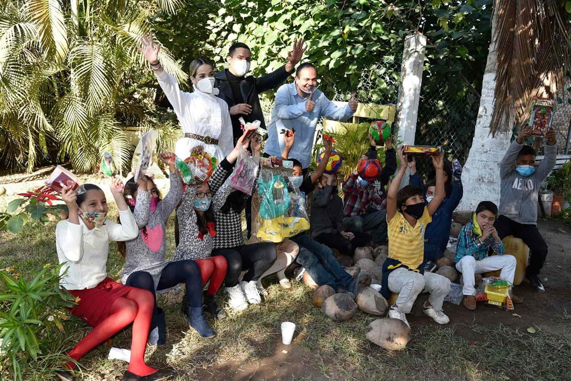 Reciben niños de Las Grullas Margen Derecha, dulces, regalos y rosca por el Día de Reyes
