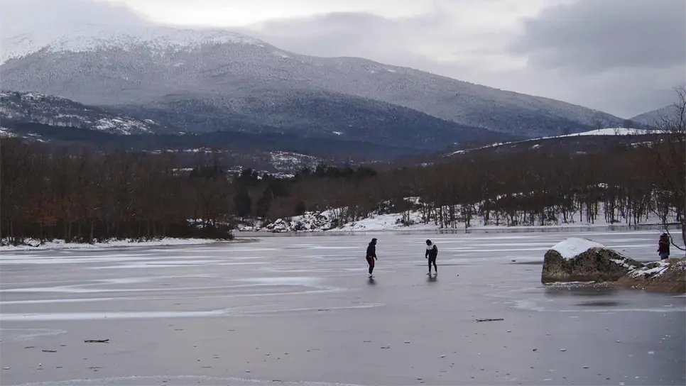 Varias personas caminan por el embalse de El Pontón Alto, en Segovia. EFE/Pablo Martín
