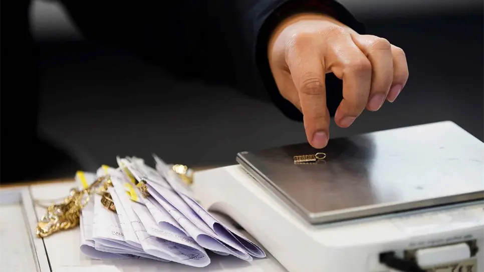 Unas personas empeñan algunas de sus posesiones en el Nacional Monte de Piedad de la Ciudad de México, el jueves 7 de enero de 2021. EFE/José Méndez