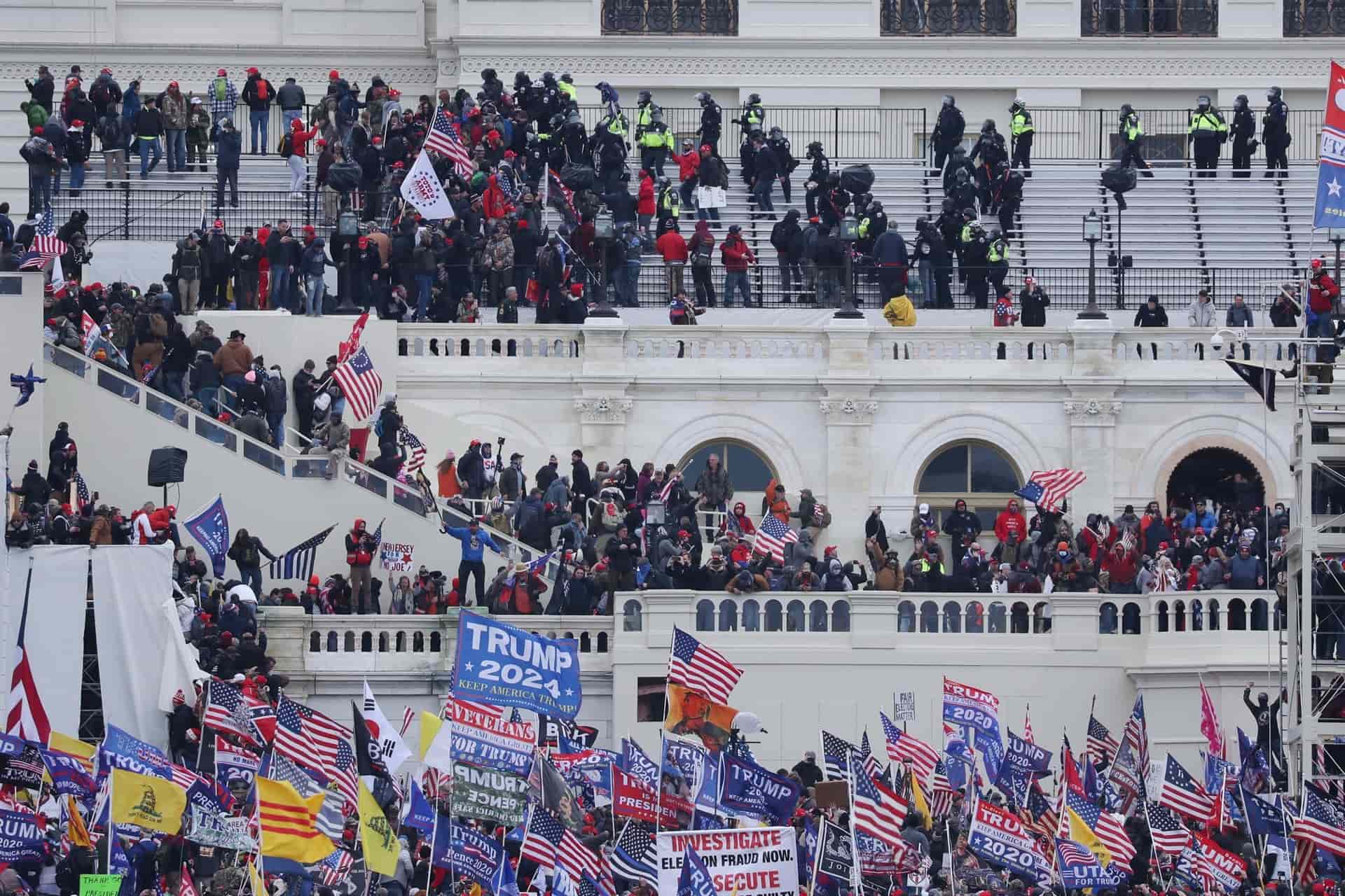 Seguidores del presidente de EE.UU., Donald Trump, irrumpen en el Capitolio, sede del Congreso estadounidense, en Washington, el 6 de enero de 2021. EFE/Michael Reynolds