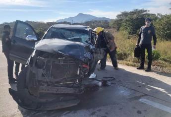 Choque entre camioneta y tráiler deja un muerto y tres heridos al sur de Sinaloa