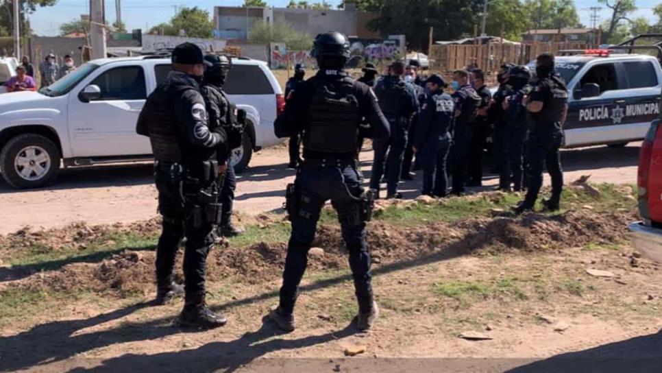 Con uso de la fuerza pública retiran a invasores de terrenos en Los Mochis