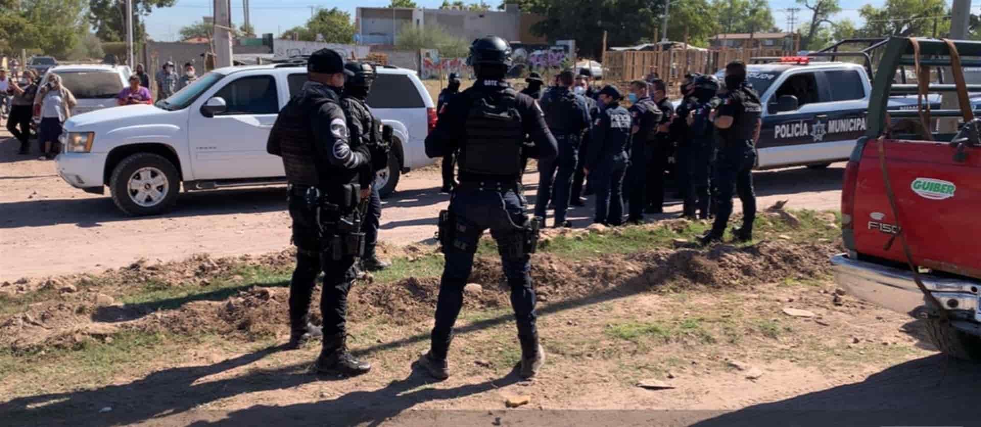 Con uso de la fuerza pública retiran a invasores de terrenos en Los Mochis