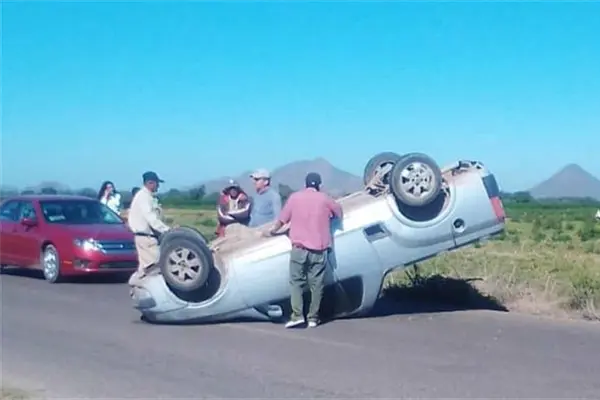 Volcadura en Los Suárez deja sólo daños materiales Volcadura en Los Suárez deja sólo daños materiales