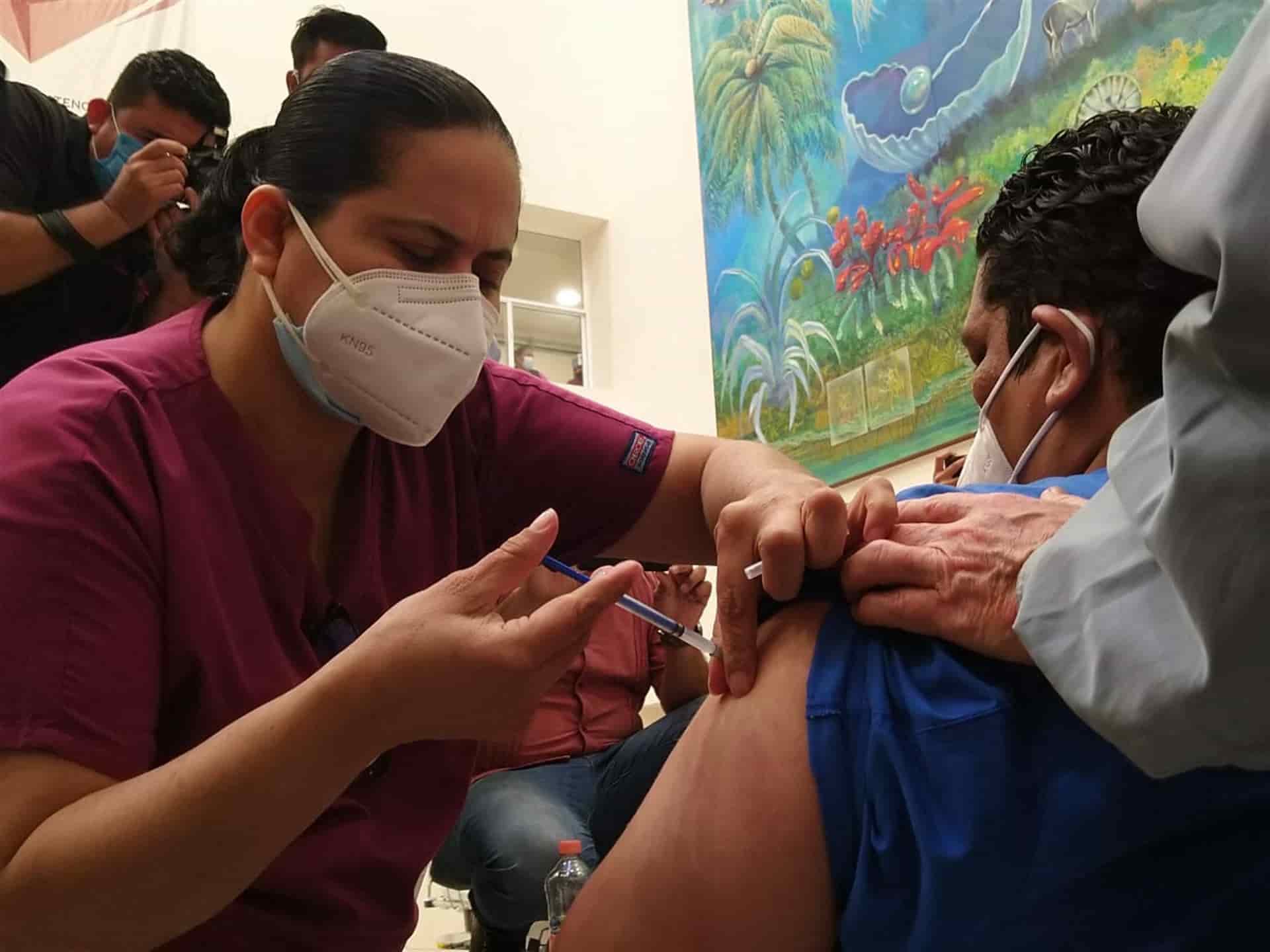 Garantiza IMSS vacuna refuerzo para su personal