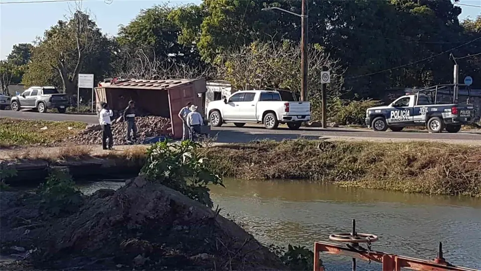 Vuelca un dompe cargado de escombro en el acceso a El Porvenir