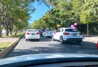 Cuén inicia precampaña con más de dos mil carros en caravana
