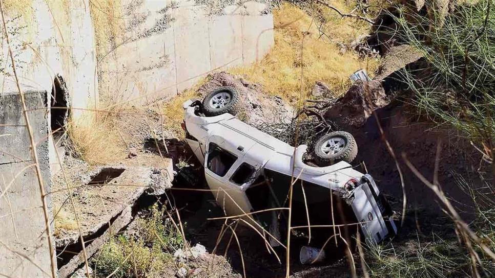 Muere joven tras caer en su camioneta al barranco de un arroyo, en Mocorito