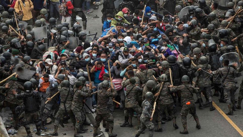 Guatemala detiene y reprende con violencia a una caravana migrante hondureña